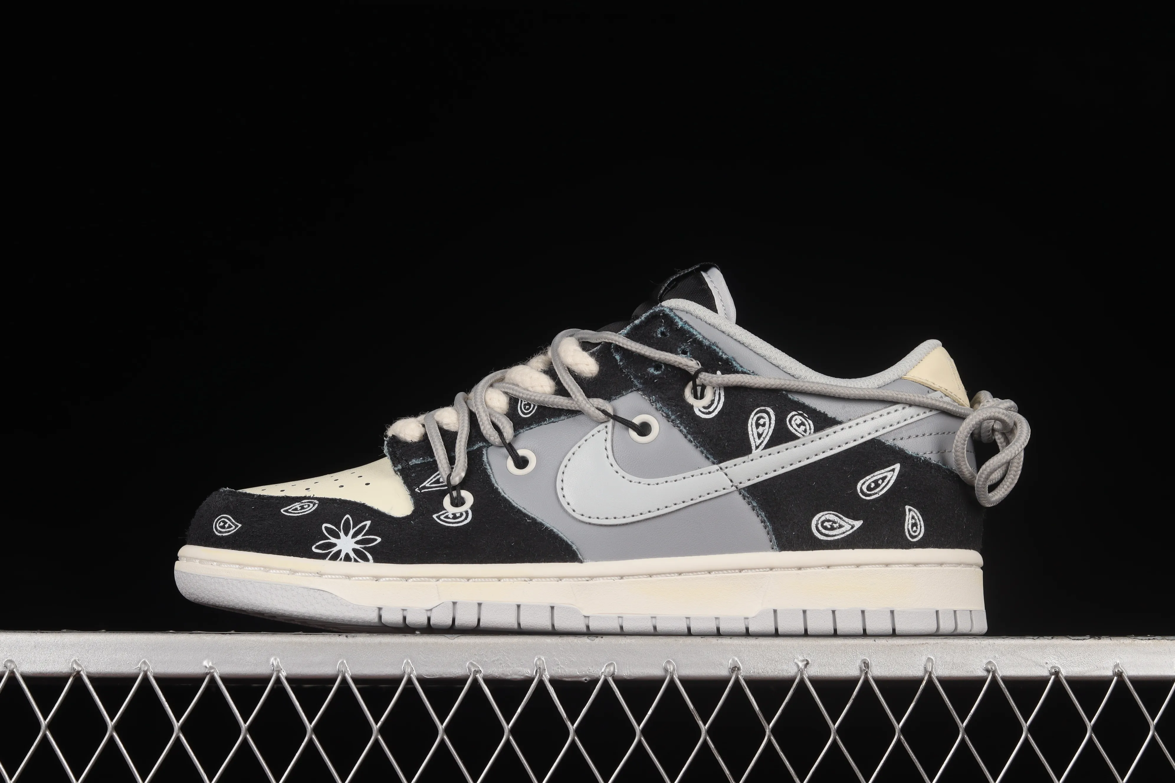 All Categories Nk SB Dunk Series Nk SB Dunk Low Low-top sneakers Nk SB Dunk Low Prm SB "Cashew Nut Flower" cashew flower element SB smashed backboard fashion casual sneakers DH7913-001